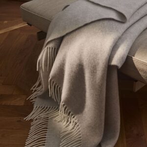 GEORG JENSEN DAMASK Union plaid i merinould og cashmere, 140x200 cm, Soft Sand