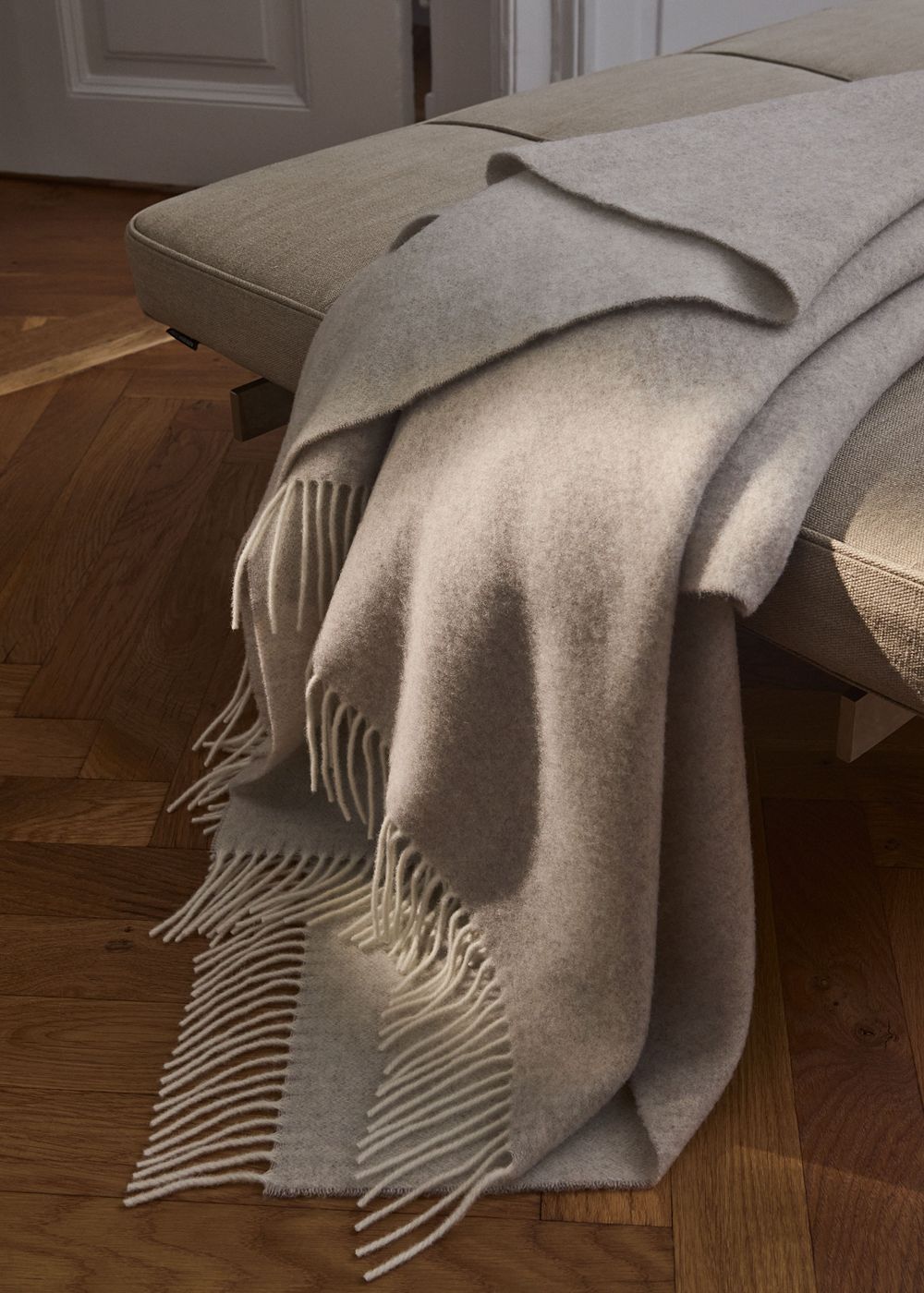 GEORG JENSEN DAMASK Union plaid i merinould og cashmere, 140x200 cm, Soft Sand