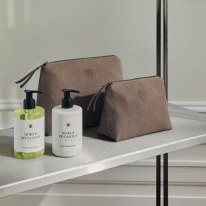 GEORG JENSEN DAMASK pakke m. toilettaske, kosmetikpung, Noble Botanics Hand Soap og Noble Botanics Hand Lotion