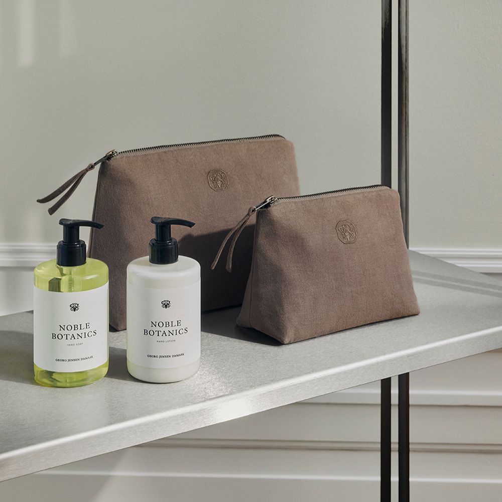 GEORG JENSEN DAMASK pakke m. toilettaske, kosmetikpung, Noble Botanics Hand Soap og Noble Botanics Hand Lotion