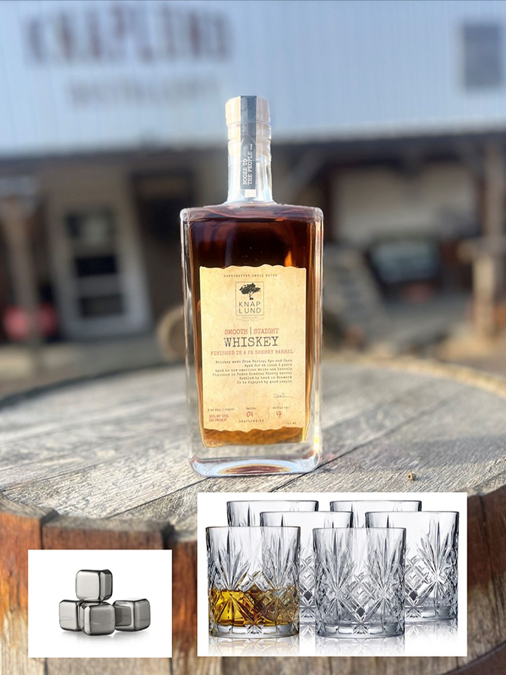 KNAPLUND Smooth Straight Whiskey finished in PX 50%, 500ml .
Hertil 6 stk. LYNGBY Melodia Whiskyglas og 4 stk. Whiskeysten i stål.