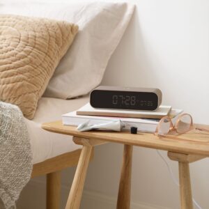 KREAFUNK Wakie vækkeur m. forskellige lyde (natur, white noise mv), wake up light og trådløs oplader til mobil i top.
Vælg ml. sand el. sort.