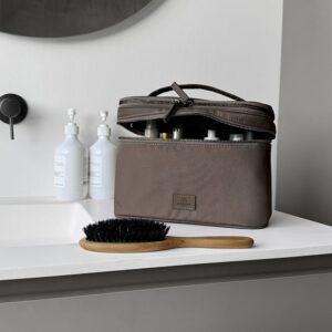 MARKBERG Treasure Toilettaske B26xH18xD15 cm. Vælg ml. Sort el. Major Brown.